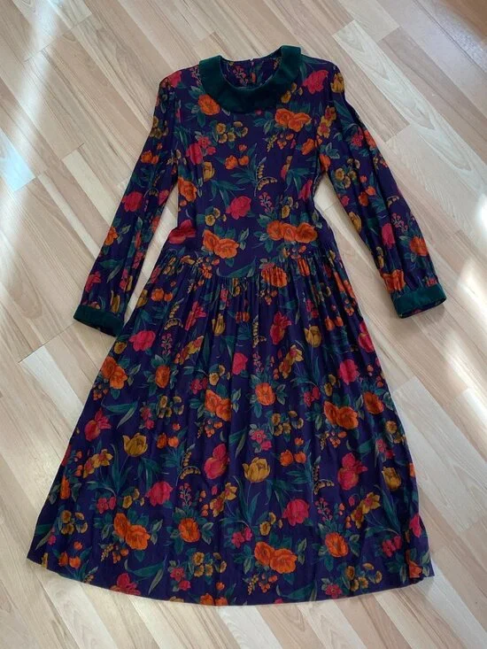 Vintage wool blend midi dress with velvet trim. S - M - Picture 7 of 7